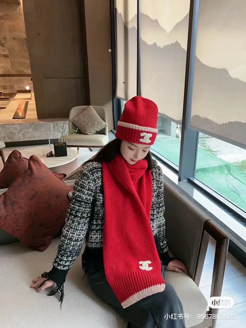 香奈儿CHANEL小红书爆款,官网新品经典套装帽子!帽子➕围巾!手感一级棒!暖暖哒超级舒服~这个冬天你就差这么一套装帽子啦~又保暖又时尚!欢迎选择!!