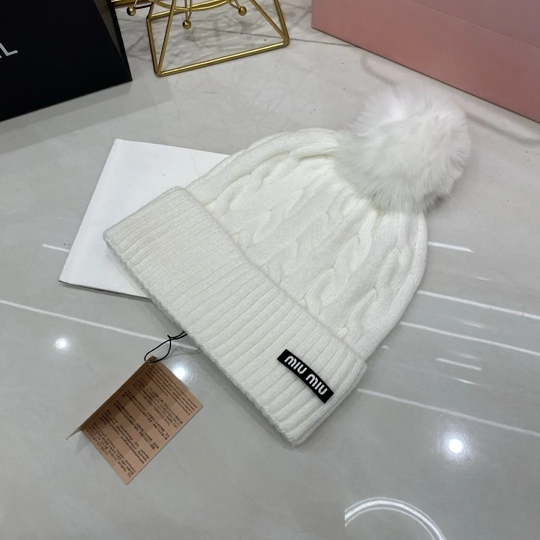 MIU MIU 羊绒针织帽 搭配狐狸毛球高级感升级+++🖤