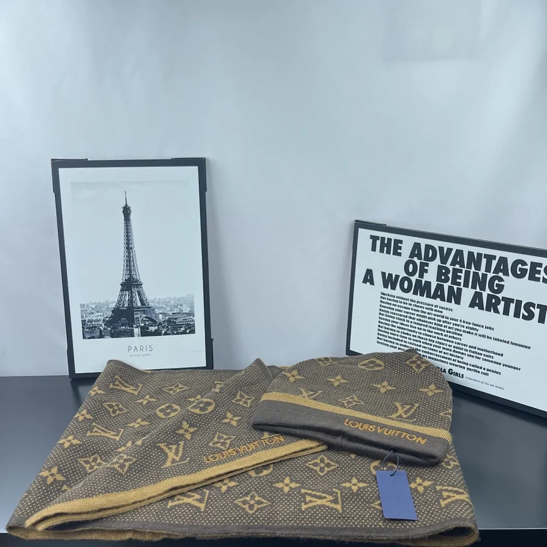 L家 【羊毛套装帽子-帽子➕围巾】经典套装帽子！成分：70%羊毛➕30%兔毛。