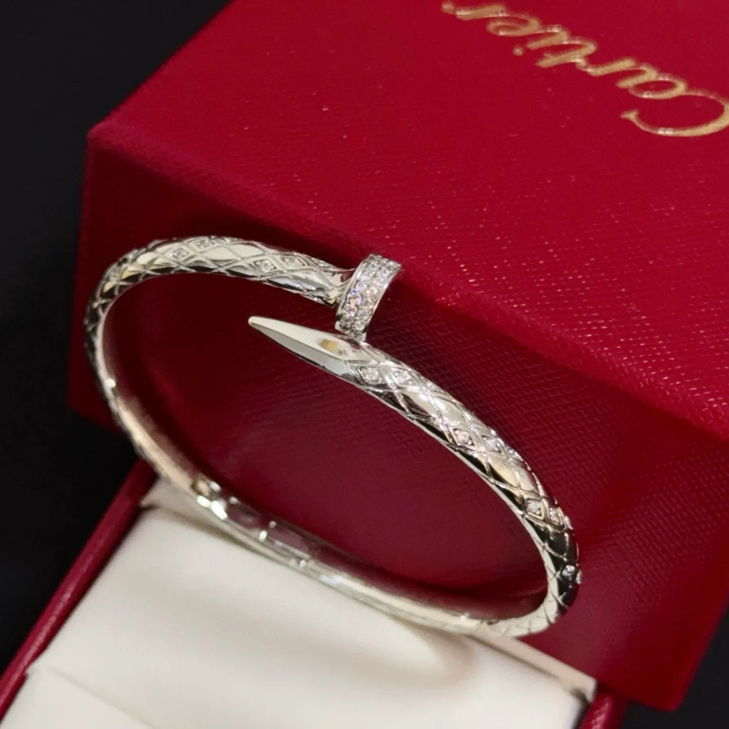 P115 卡地亚镶钻钉子手镯 高端定制版本 镶嵌钻工艺 V金材质 经典而时尚风格 用凌厉线条重构爱情美学!打破常规,镶嵌钻设计反而成就高级感天花板——无需浮华堆砌,爱本应纯粹如初 卡地亚受众多明星网红的爱戴 豹子系列手镯 绝对是永恒经典 而且男女不限 年龄不限 !戴上它你就是焦点!