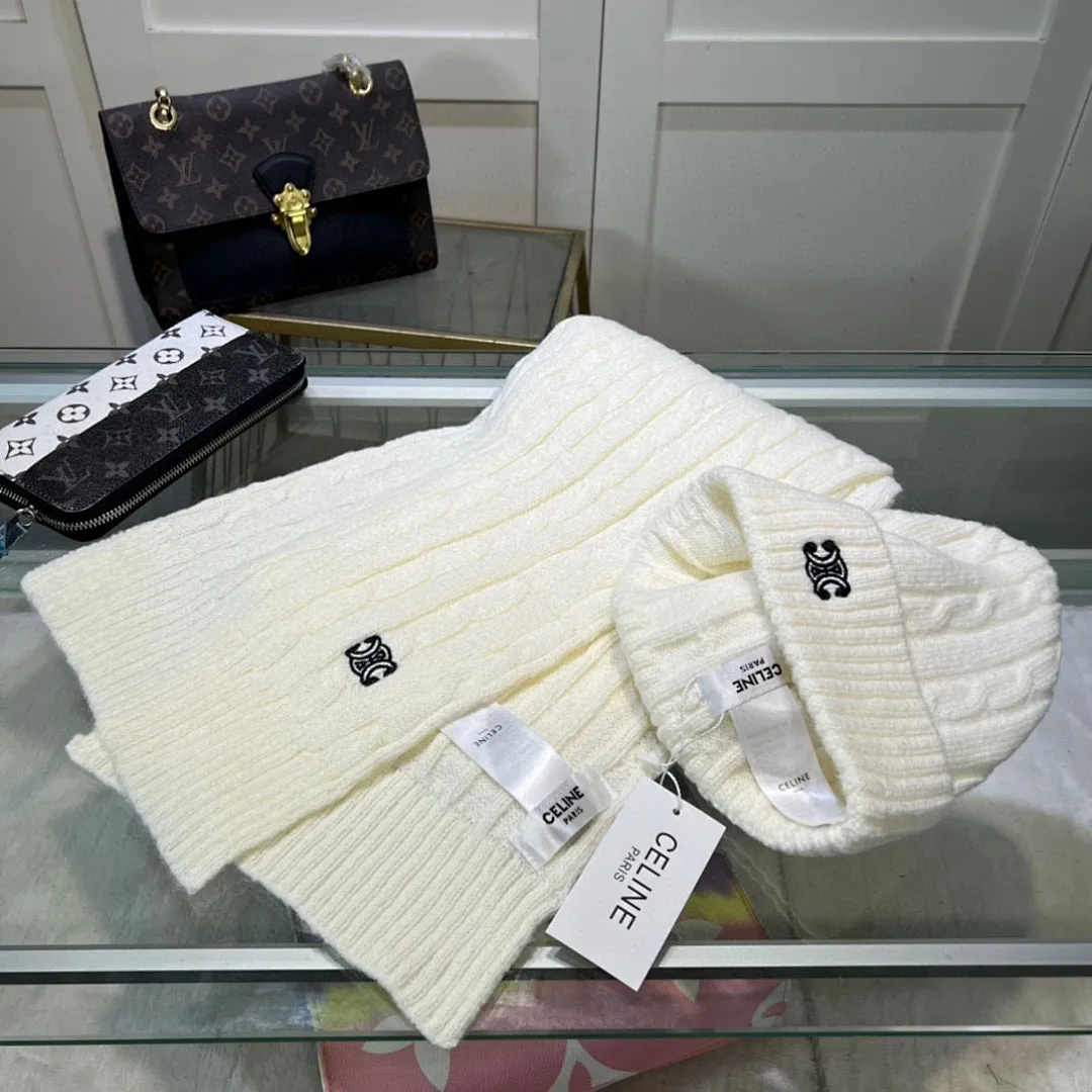 赛琳CELINE 小红书爆款，官网新品经典套装帽子！帽子➕围巾！手感一级棒！暖暖哒超级舒服～这个冬天你就差这么一套装帽子啦～又保暖又时尚！欢迎选择!!
