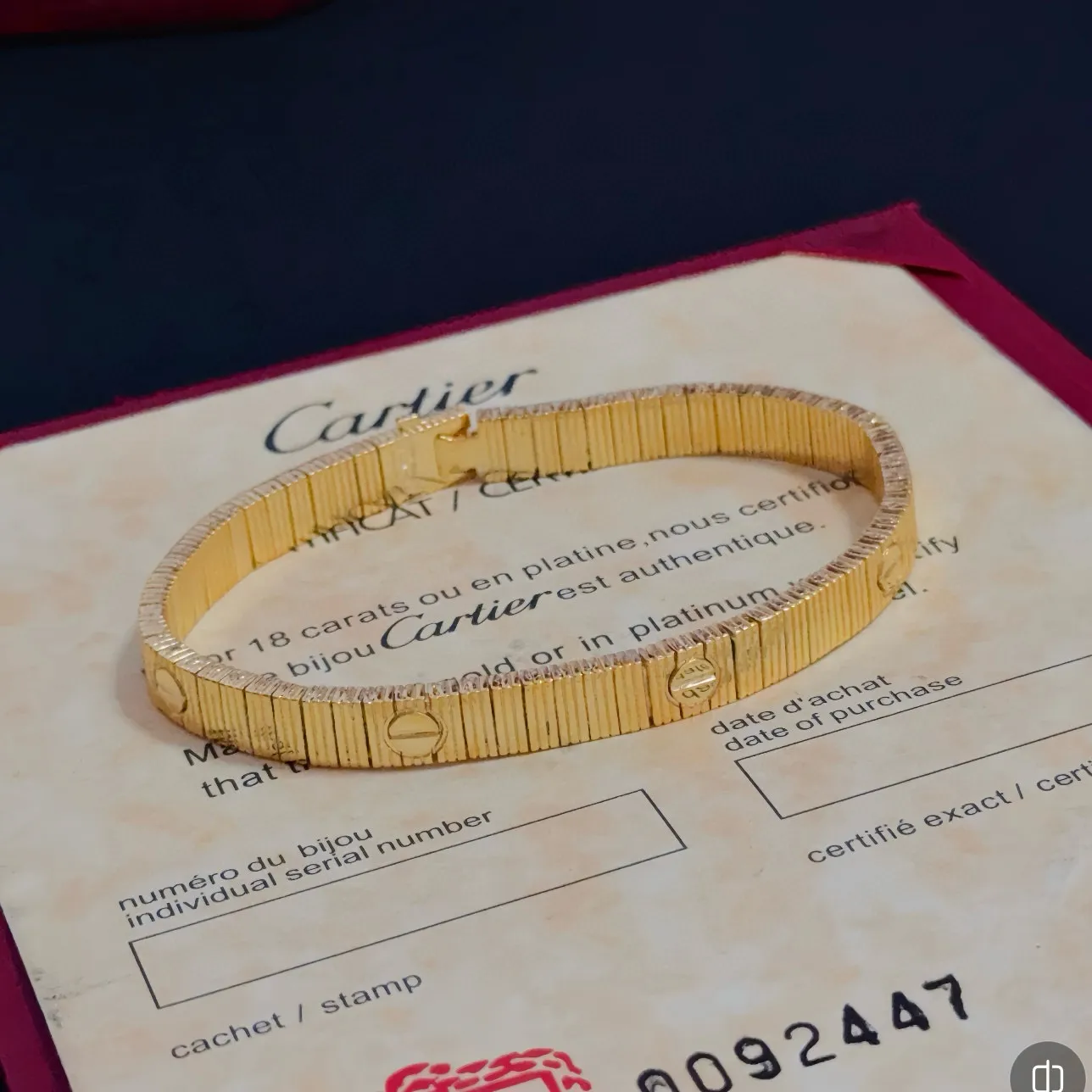 P155 卡地亚手链 高端定制版本 镶嵌钻工艺 V金材质 经典而时尚风格 用凌厉线条重构爱情美学！打破常规，镶嵌钻设计反而成就高级感天花板&mdash;&mdash;无需浮华堆砌，爱本应纯粹如初 卡地亚受众多明星网红的爱戴 豹子系列手镯 绝对是永恒经典 而且男女不限 年龄不限 ！戴上它你就是焦点！