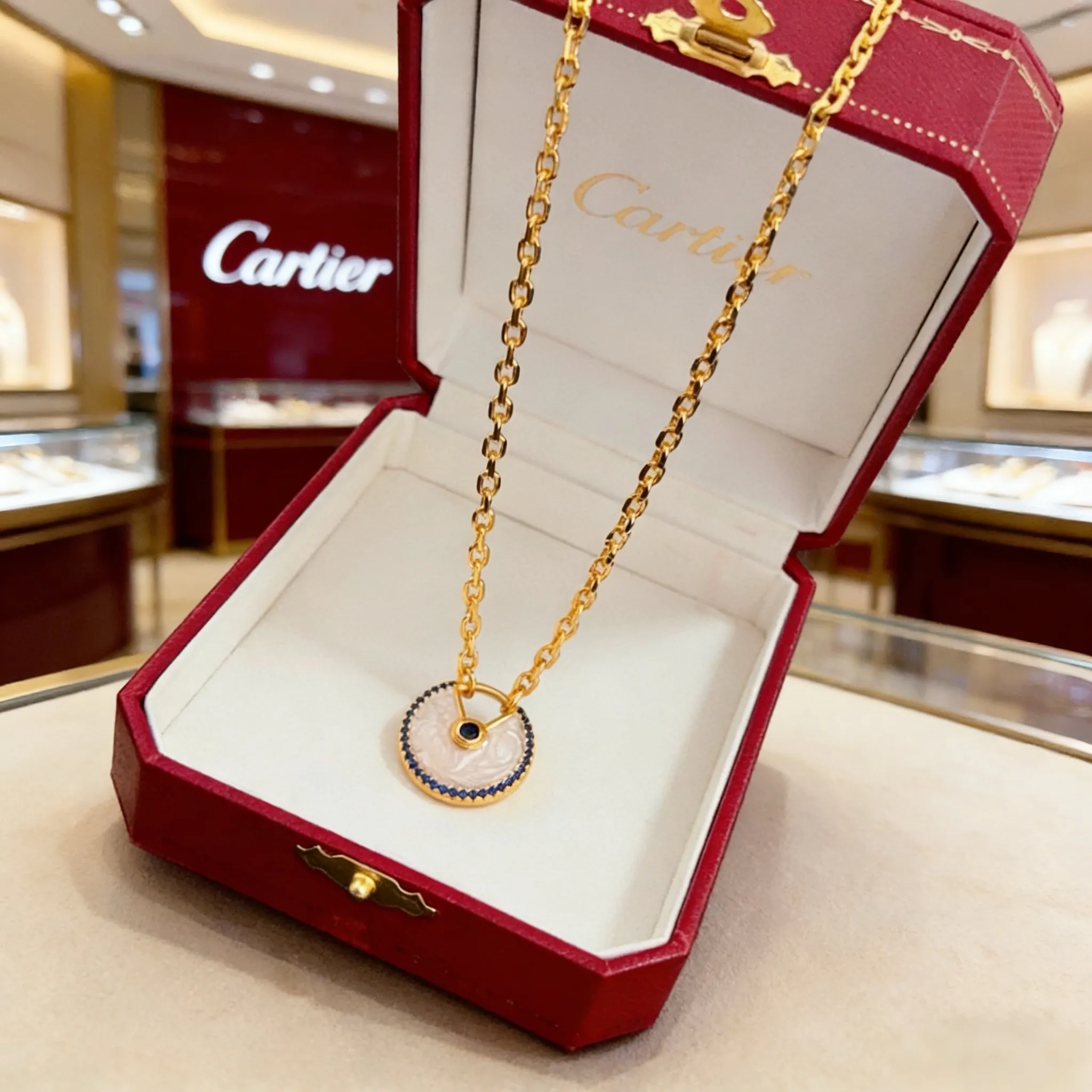 P105 卡地亚镶钻项链 高端定制版本 镶嵌钻工艺 V金材质 经典而时尚风格 用凌厉线条重构爱情美学！打破常规，镶嵌钻设计反而成就高级感天花板&mdash;&mdash;无需浮华堆砌，爱本应纯粹如初 卡地亚受众多明星网红的爱戴 豹子系列手镯 绝对是永恒经典 而且男女不限 年龄不限 ！戴上它你就是焦点！