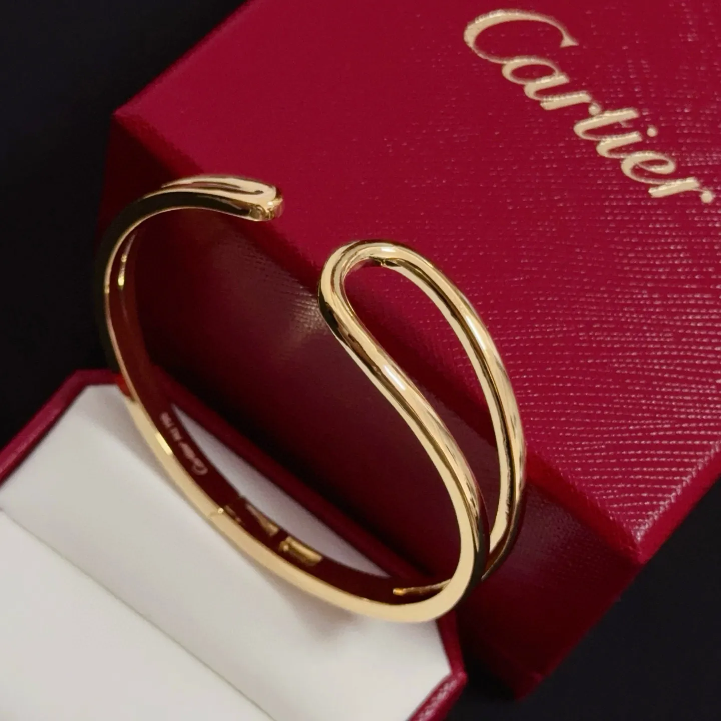 P105 卡地亚手镯 高端定制版本 镶嵌钻工艺 V金材质 经典而时尚风格 用凌厉线条重构爱情美学！打破常规，镶嵌钻设计反而成就高级感天花板&mdash;&mdash;无需浮华堆砌，爱本应纯粹如初 卡地亚受众多明星网红的爱戴 豹子系列手镯 绝对是永恒经典 而且男女不限 年龄不限 ！戴上它你就是焦点！