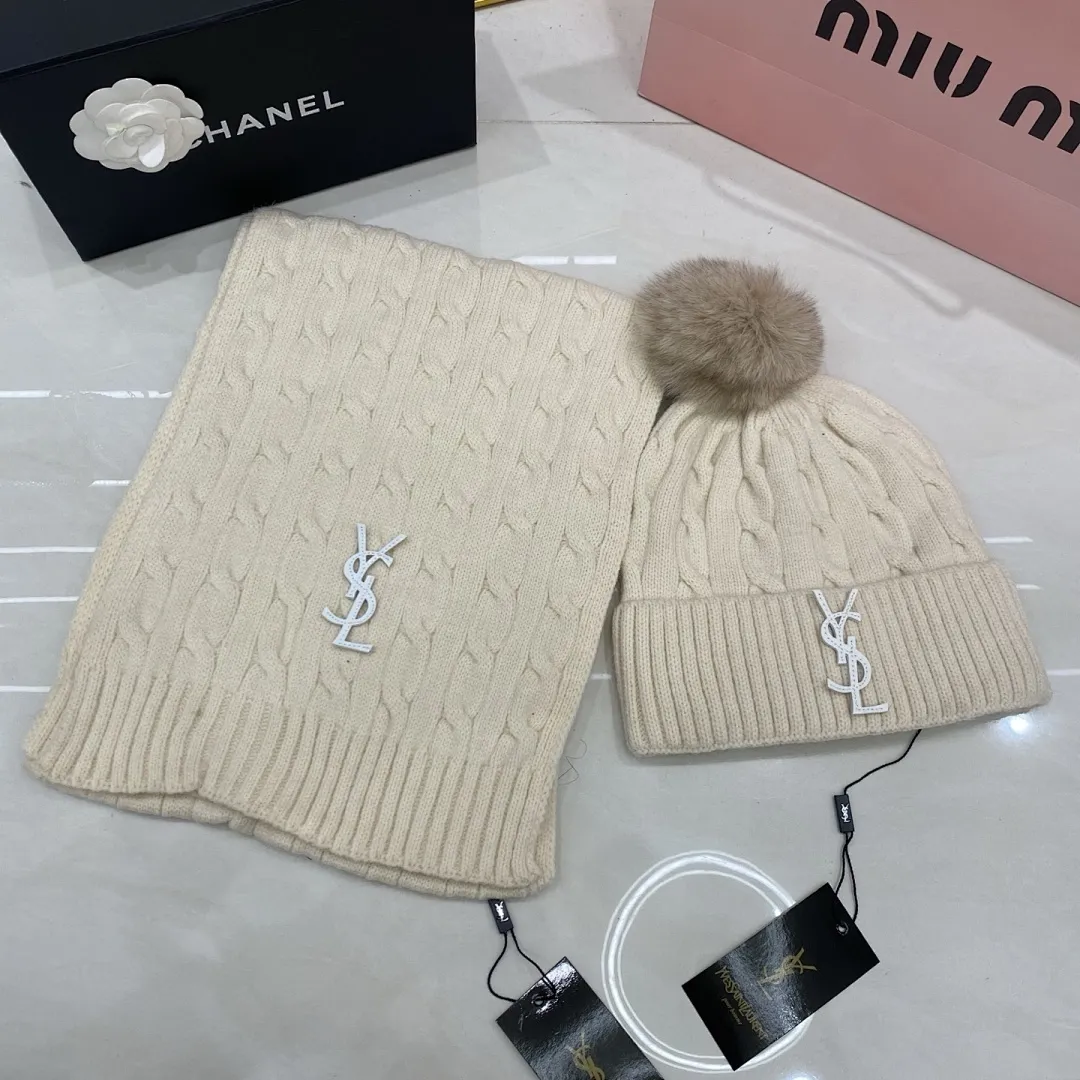 YSL 羊绒套装:围巾🧣/羊绒针织帽+狐狸毛球