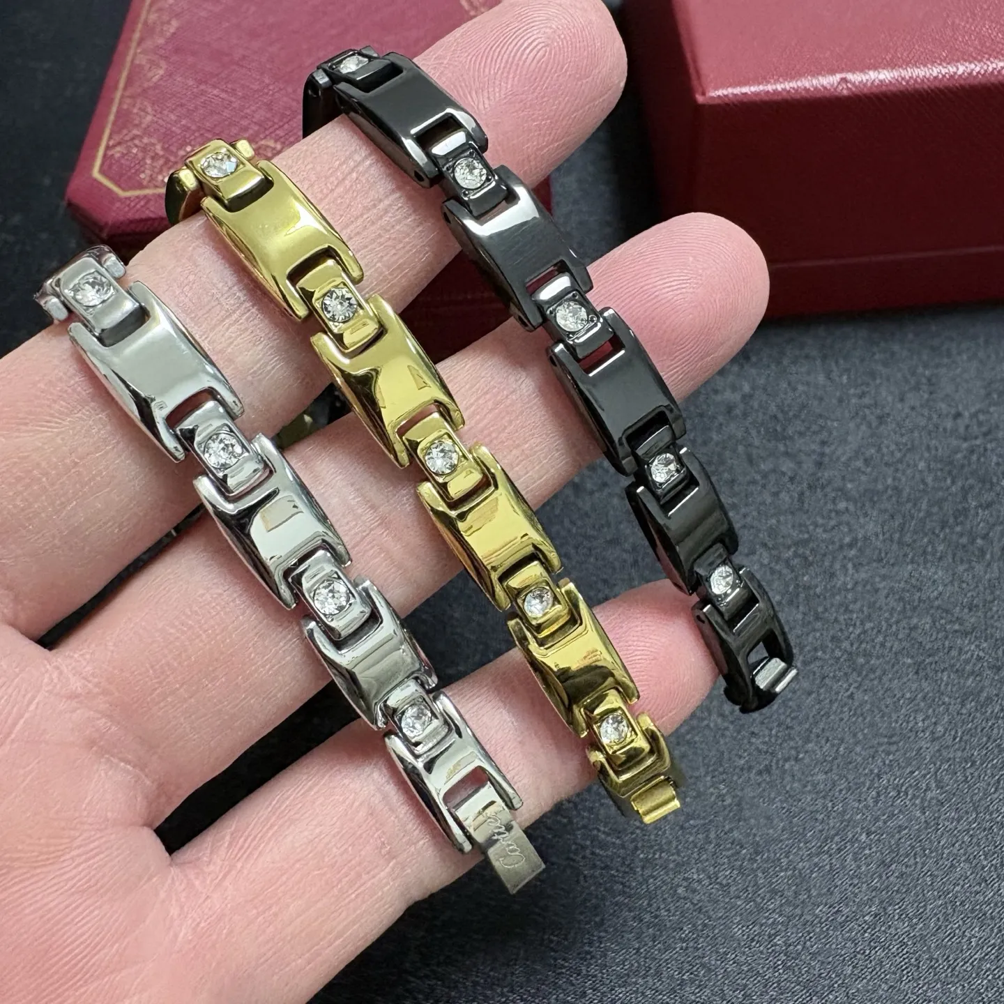 &yen;80 卡地亚窄版Cartier卡家经典大颗白钻金色、银色、黑色链条⛓大码男士21Cm细版本手链💥坦克链中性款💙男女可佩戴！厚实高品质👍zp复刻 14K精钢材质保色不掉色👌精致细腻🔥人手必备一条哦❤️一年四季百搭款😌洗澡游泳均可佩戴不掉色😇