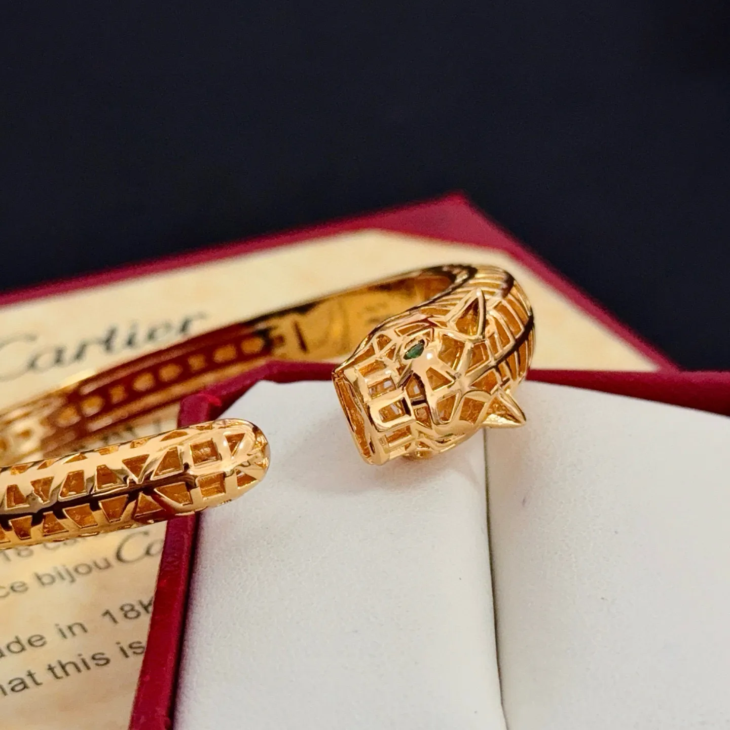 💰125 卡地亚镶钻手镯 高端定制版本 镶嵌钻工艺 V金材质 经典而时尚风格 用凌厉线条重构爱情美学！打破常规，镶嵌钻设计反而成就高级感天花板&mdash;&mdash;无需浮华堆砌，爱本应纯粹如初 卡地亚受众多明星网红的爱戴 豹子系列手镯 绝对是永恒经典 而且男女不限 年龄不限 ！戴上它你就是焦点！