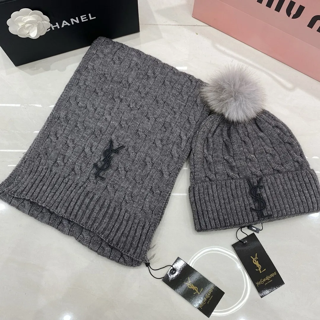 YSL 羊绒套装:围巾🧣/羊绒针织帽+狐狸毛球