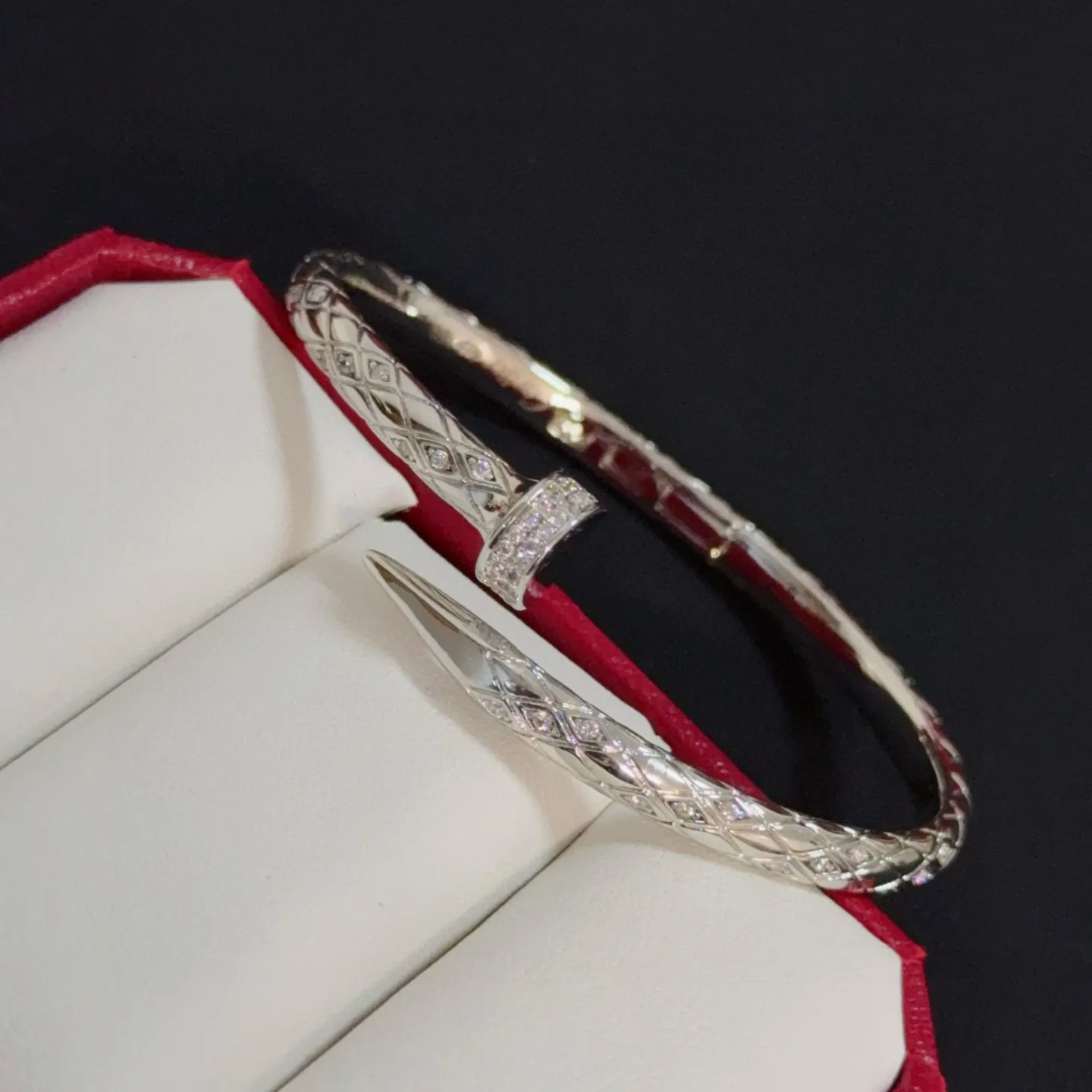 P115 卡地亚镶钻钉子手镯 高端定制版本 镶嵌钻工艺 V金材质 经典而时尚风格 用凌厉线条重构爱情美学！打破常规，镶嵌钻设计反而成就高级感天花板&mdash;&mdash;无需浮华堆砌，爱本应纯粹如初 卡地亚受众多明星网红的爱戴 豹子系列手镯 绝对是永恒经典 而且男女不限 年龄不限 ！戴上它你就是焦点！