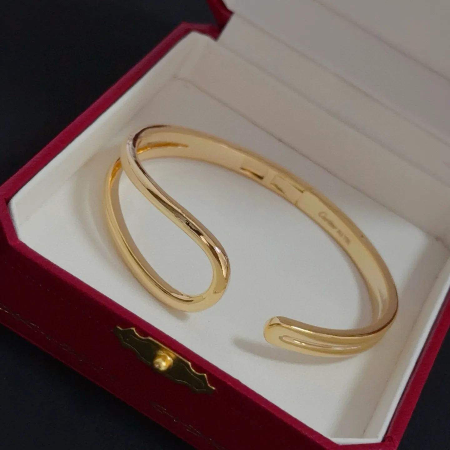 P105 卡地亚手镯 高端定制版本 镶嵌钻工艺 V金材质 经典而时尚风格 用凌厉线条重构爱情美学!打破常规,镶嵌钻设计反而成就高级感天花板——无需浮华堆砌,爱本应纯粹如初 卡地亚受众多明星网红的爱戴 豹子系列手镯 绝对是永恒经典 而且男女不限 年龄不限 !戴上它你就是焦点!