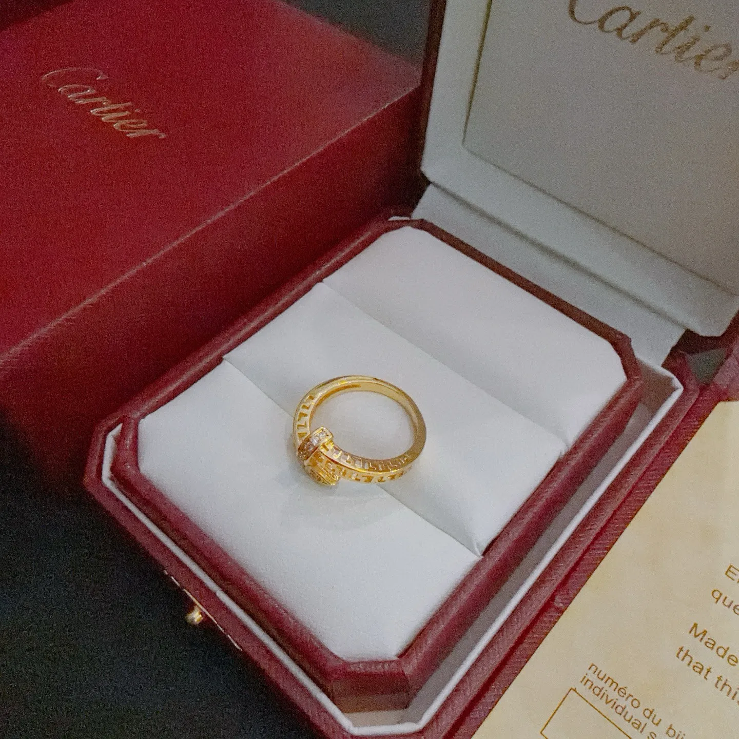 P70 卡地亚戒指V金材质系列 品相完美，细节无敌，那种独特的色泽完全无可挑剔，再缀以经典指环外形设计，简约之余却又优雅夺目，V金纯手工的组合更显气色，上手雅致动人。男女同款 卡地亚戒指