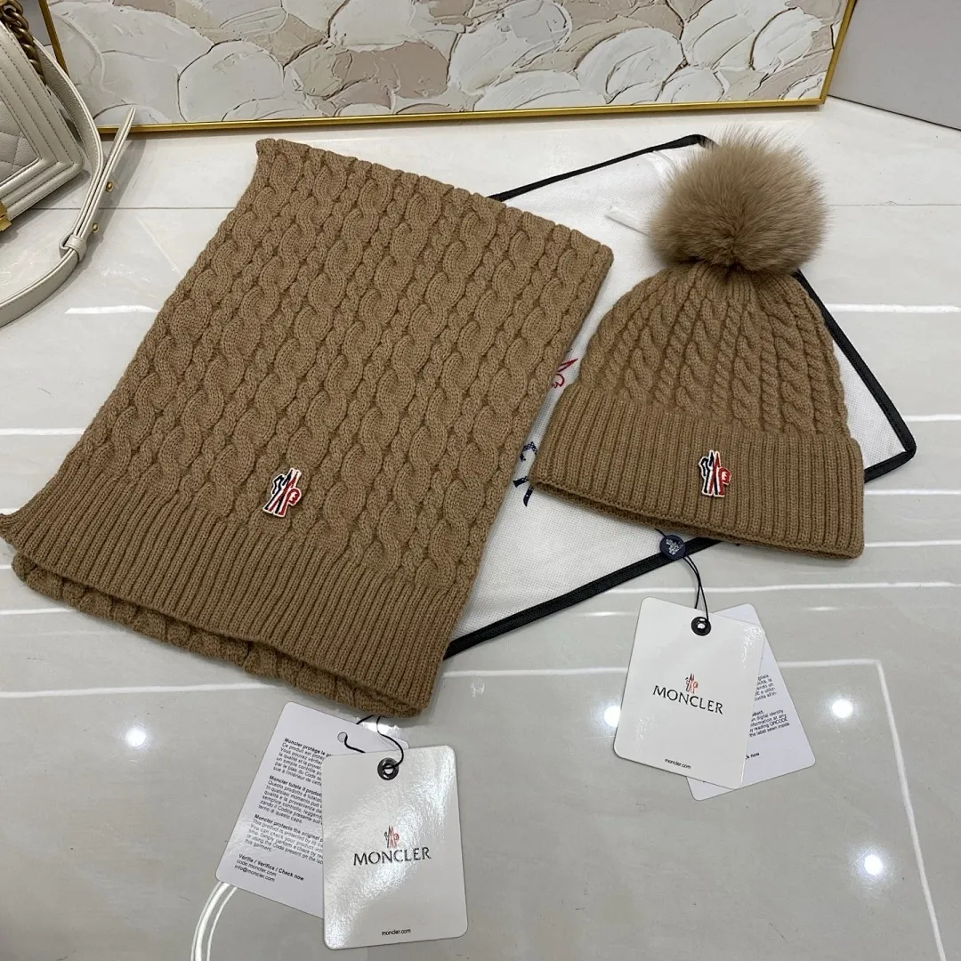 Moncler 两件套 羊绒针织帽搭配狐狸毛球+围巾🧣