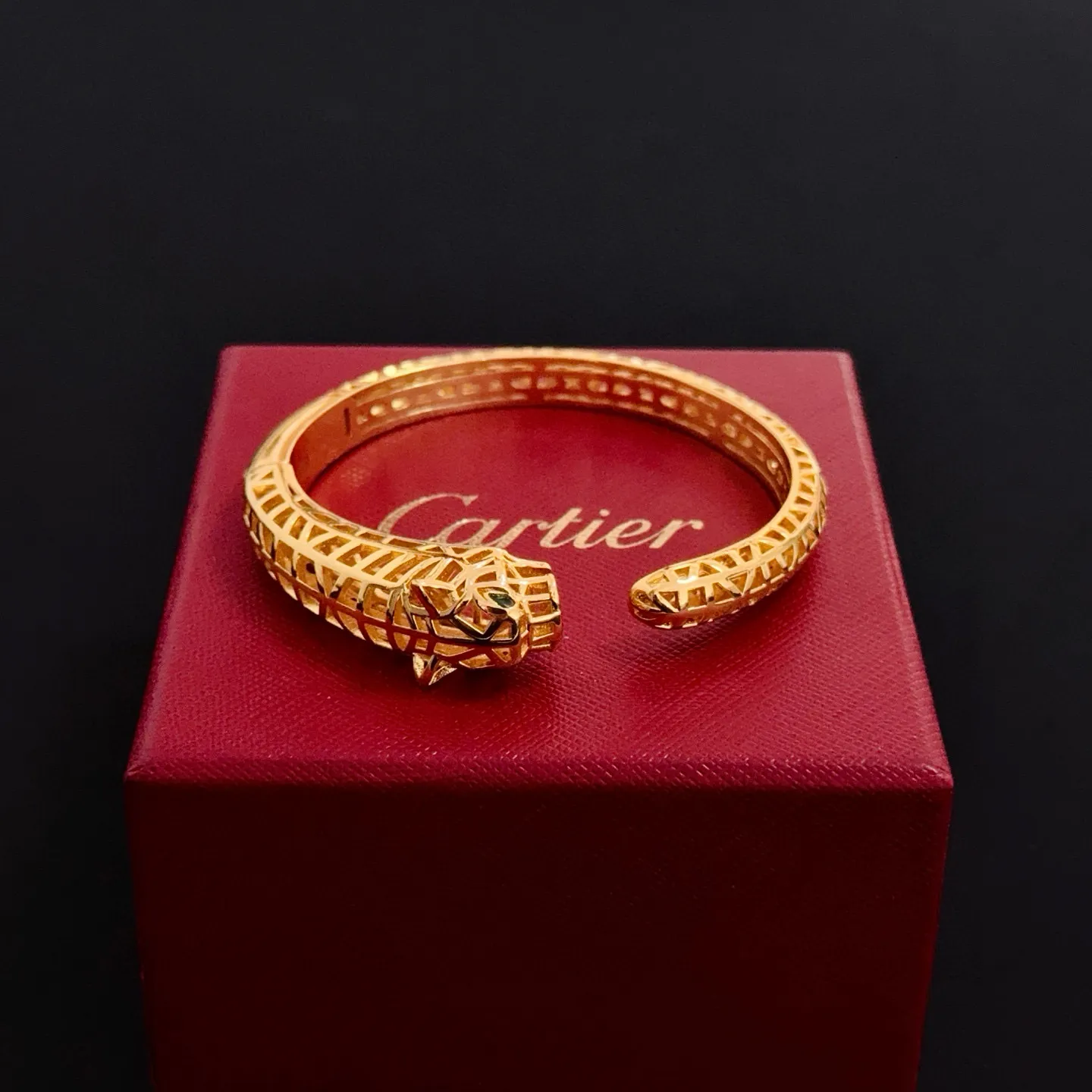 💰125 卡地亚镶钻手镯 高端定制版本 镶嵌钻工艺 V金材质 经典而时尚风格 用凌厉线条重构爱情美学！打破常规，镶嵌钻设计反而成就高级感天花板&mdash;&mdash;无需浮华堆砌，爱本应纯粹如初 卡地亚受众多明星网红的爱戴 豹子系列手镯 绝对是永恒经典 而且男女不限 年龄不限 ！戴上它你就是焦点！