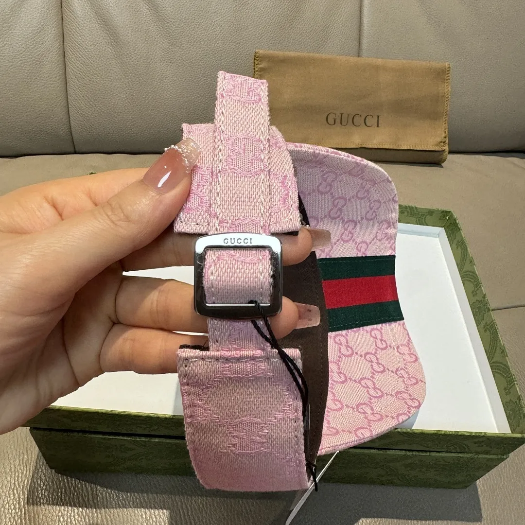 原单版本出货! Gucci(古奇)最新原单宽版织带空顶帽。专柜1:1开模订制,最高版本,原版帆布料,轻盈透气!实物拍摄,四季百搭男女适用,基础头围56,贴片可调节。