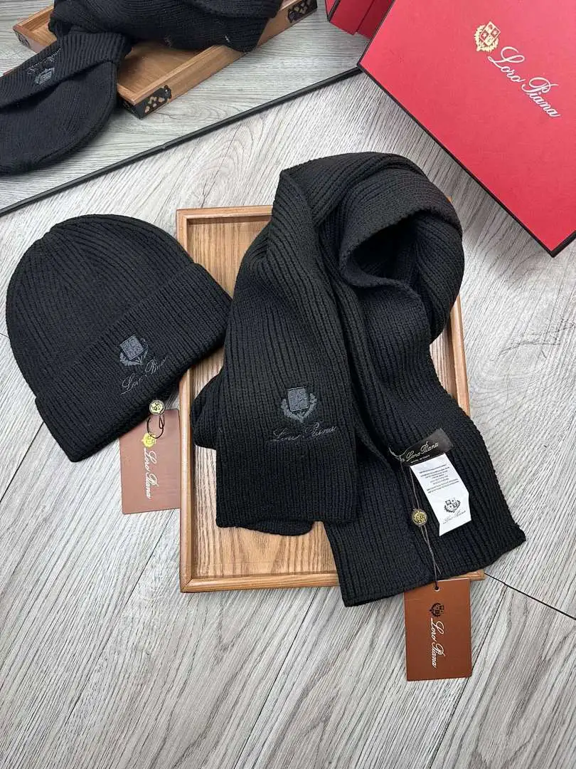 LP。 【羊毛套装帽子】经典套装帽子!帽子➕围巾!70%羊毛➕30%兔毛。暖暖哒超级舒服~冬日小姐姐减龄神器哦~这个冬天你就差这么一套套装帽子啦~又保暖又时尚!男女通用款!可以做情侣款!防伪标签吊卡齐