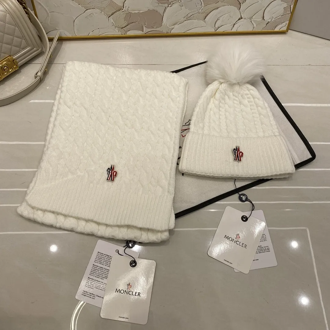 Moncler 两件套 羊绒针织帽搭配狐狸毛球+围巾🧣
