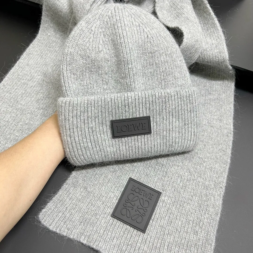 LOEWE 兔毛 冷帽+围巾套装❤️