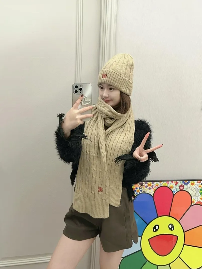 赛琳CELINE 小红书爆款，官网新品经典套装帽子！帽子➕围巾！手感一级棒！暖暖哒超级舒服～这个冬天你就差这么一套装帽子啦～又保暖又时尚！欢迎选择!!