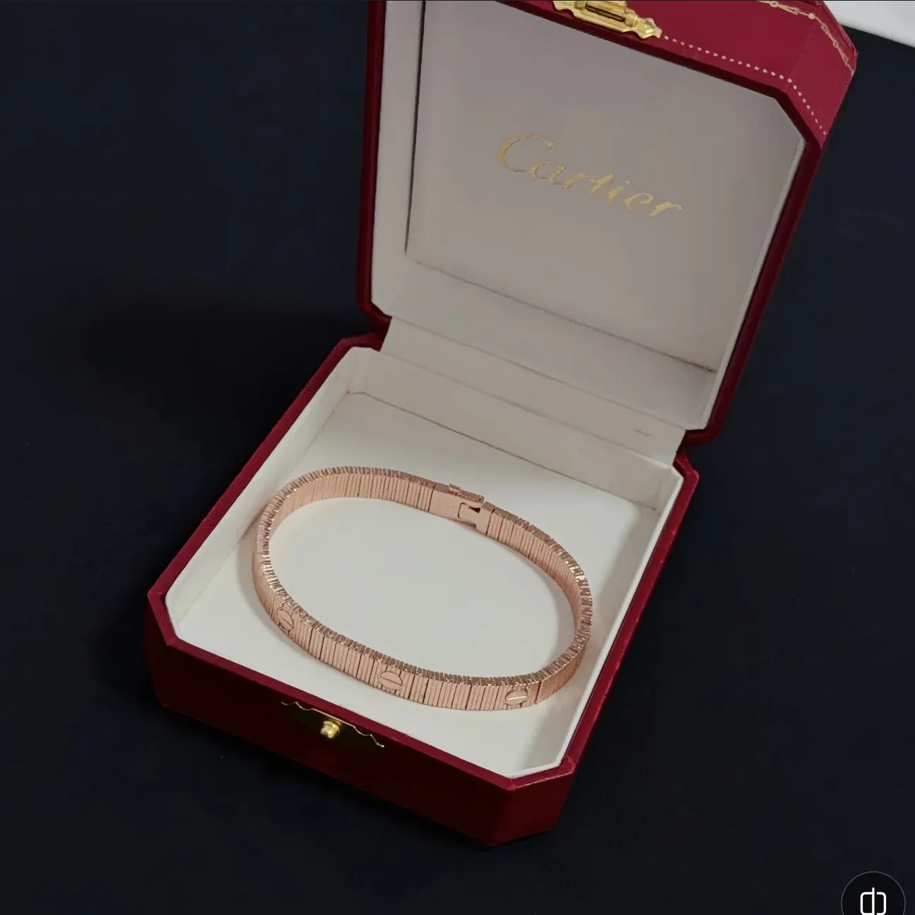 💰145 卡地亚手链 高端定制版本 镶嵌钻工艺 V金材质 经典而时尚风格 用凌厉线条重构爱情美学!打破常规,镶嵌钻设计反而成就高级感天花板——无需浮华堆砌,爱本应纯粹如初 卡地亚受众多明星网红的爱戴 豹子系列手镯 绝对是永恒经典 而且男女不限 年龄不限 !戴上它你就是焦点!