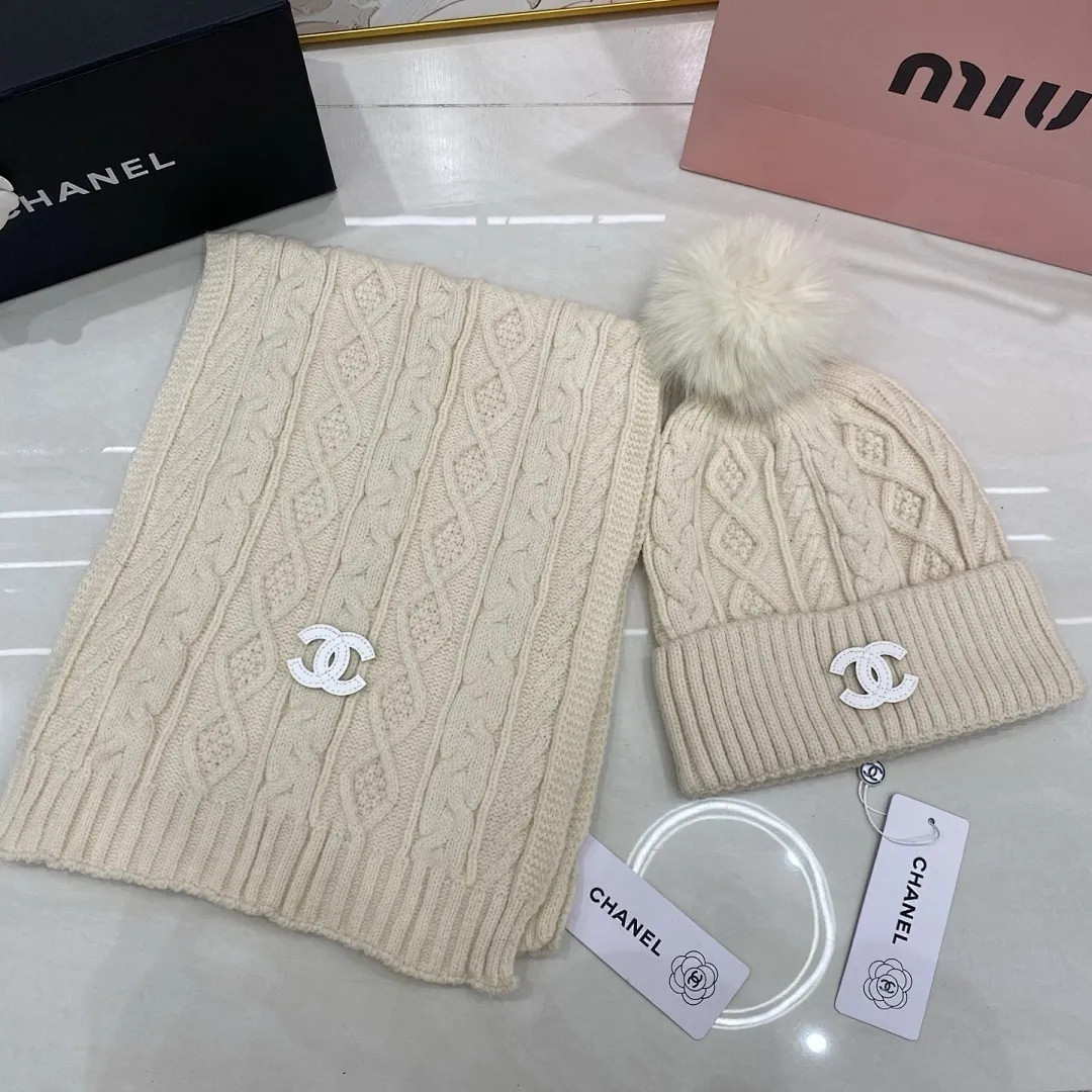 Chanel 羊绒套装:围巾🧣/羊绒针织帽+狐狸毛球