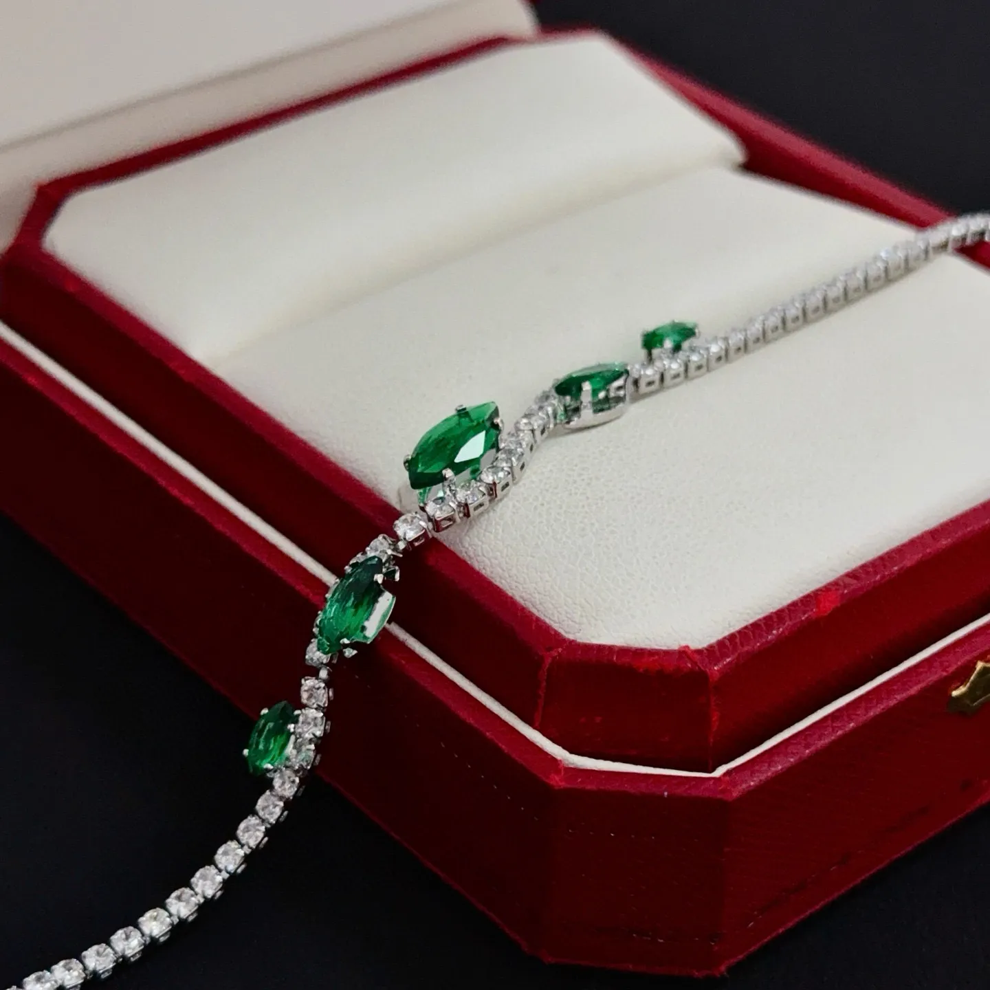 P125 卡地亚镶钻手链 高端定制版本 镶嵌钻工艺 V金材质 经典而时尚风格 用凌厉线条重构爱情美学!打破常规,镶嵌钻设计反而成就高级感天花板——无需浮华堆砌,爱本应纯粹如初 卡地亚受众多明星网红的爱戴 豹子系列手镯 绝对是永恒经典 而且男女不限 年龄不限 !戴上它你就是焦点!