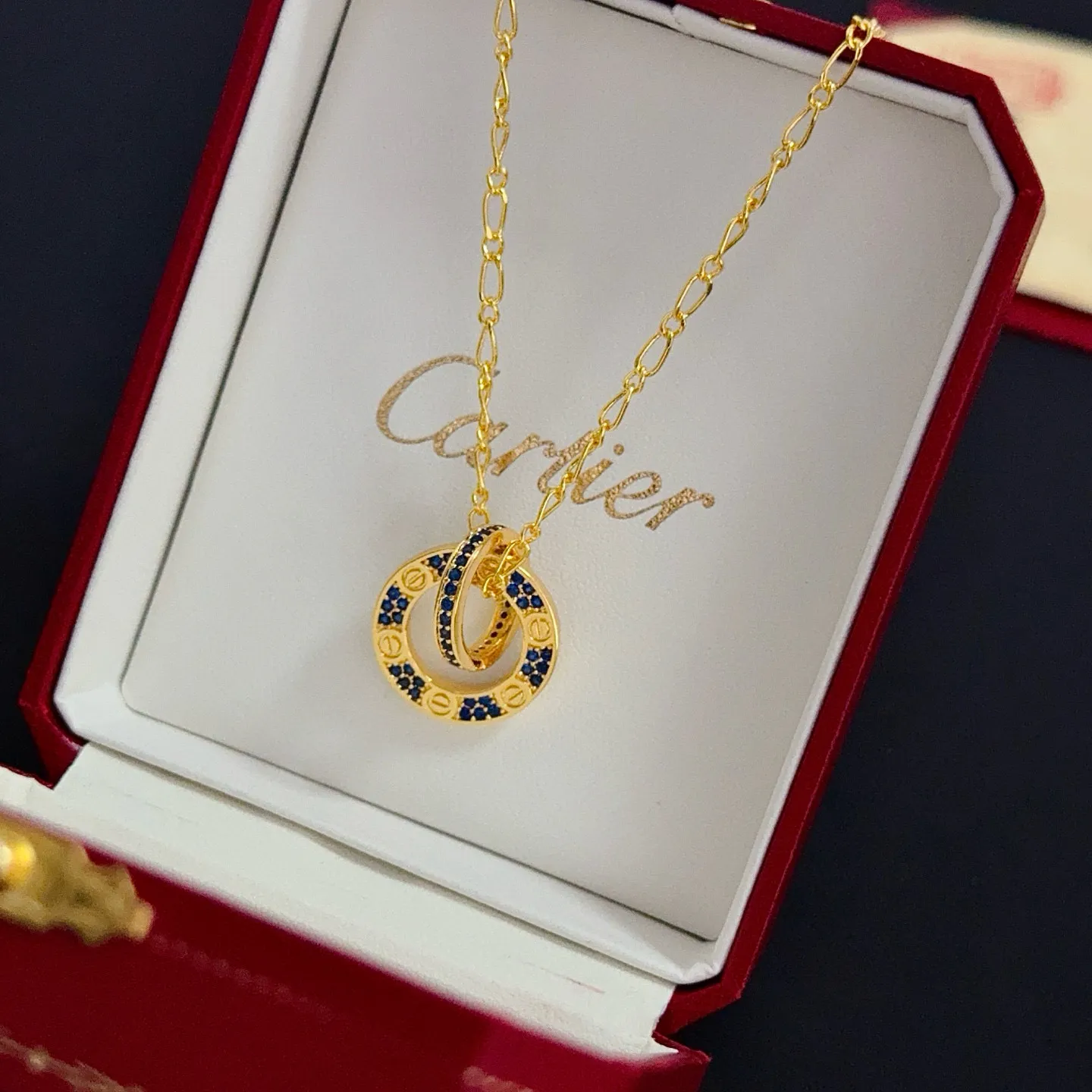 💰105 卡地亚镶钻项链 高端定制版本 镶嵌钻工艺 V金材质 经典而时尚风格 用凌厉线条重构爱情美学!打破常规,镶嵌钻设计反而成就高级感天花板——无需浮华堆砌,爱本应纯粹如初 卡地亚受众多明星网红的爱戴 豹子系列手镯 绝对是永恒经典 而且男女不限 年龄不限 !戴上它你就是焦点!