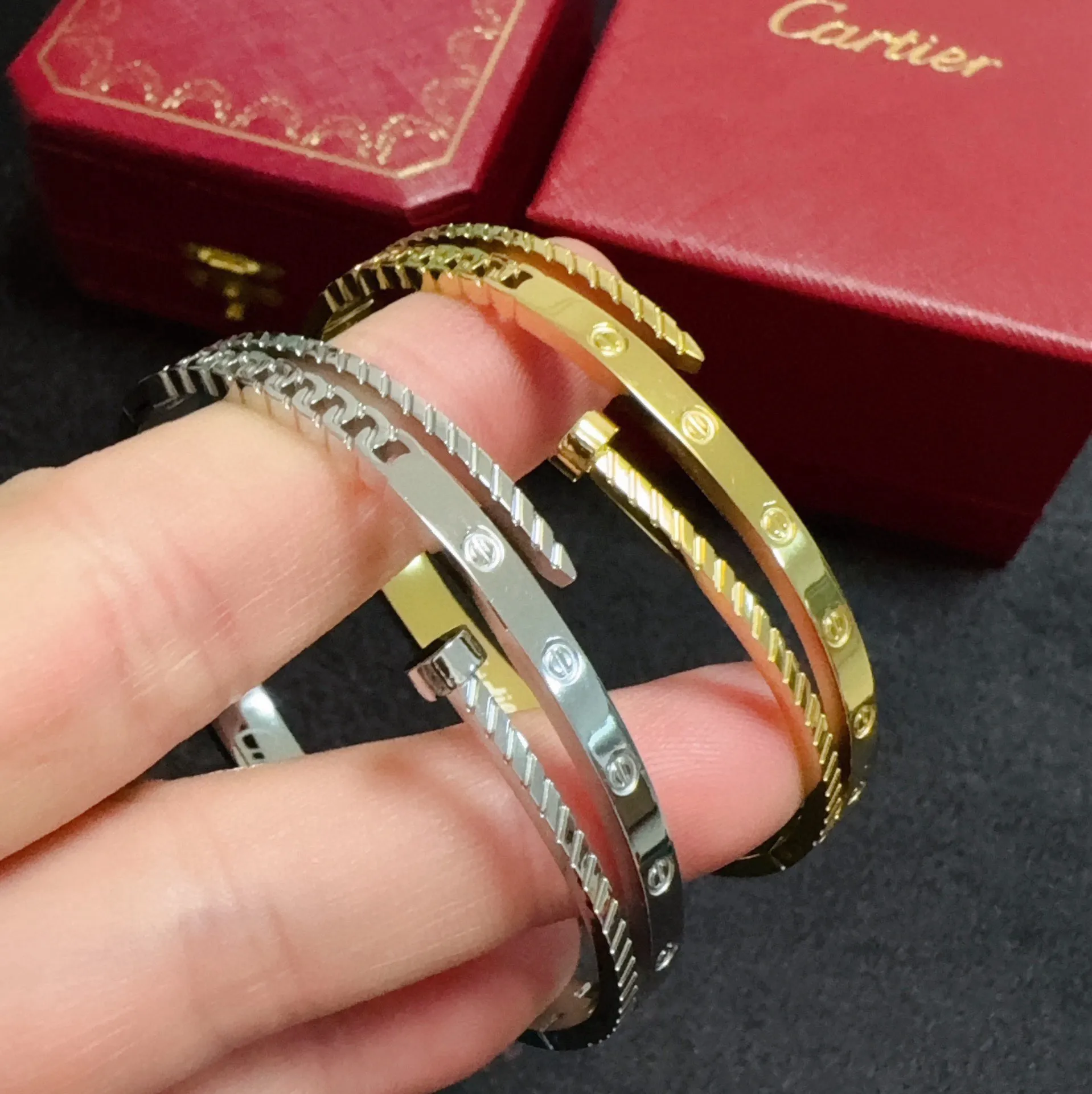¥50 👑Cartier 卡地亚官网最新发布 👉🏻火爆钉子手镯💥进口精工保色18k💯高端定制👈🏻🙈🙈🙈顶级工艺 专柜logo刻字清晰 360度无死角!😘全新的窄版设计 更显精致~如此美物 你必须拥有💋超级显白👍