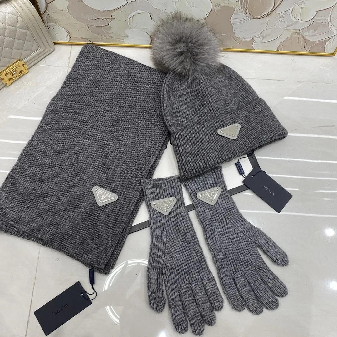 PRADA 三件套 羊绒针织帽(狐狸毛球)+围巾🧣+手套🧤