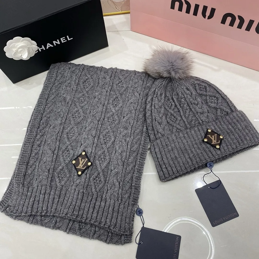 Lv羊绒套装：围巾🧣/羊绒针织帽+狐狸毛球