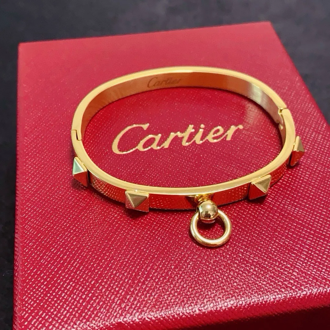 ¥50 👑Cartier 卡地亚官网最新发布 👉🏻火爆窄版细款柳丁手镯💥进口精工保色18k💯高端定制👈🏻🙈🙈🙈顶级工艺 专柜logo刻字清晰 360度无死角!😘全新的窄版设计 更显精致~如此美物 你必须拥有💋超级显白👍