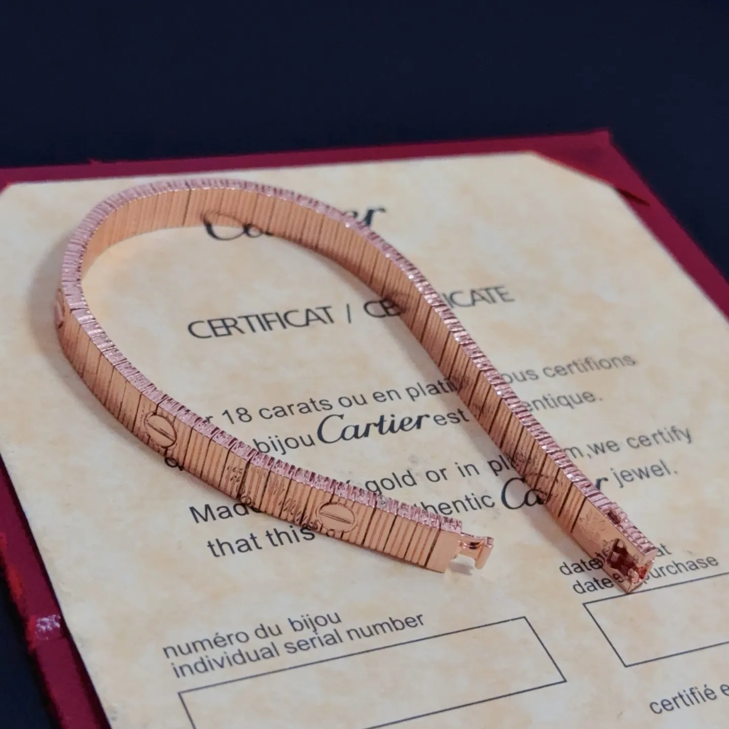 💰145 卡地亚手链 高端定制版本 镶嵌钻工艺 V金材质 经典而时尚风格 用凌厉线条重构爱情美学！打破常规，镶嵌钻设计反而成就高级感天花板&mdash;&mdash;无需浮华堆砌，爱本应纯粹如初 卡地亚受众多明星网红的爱戴 豹子系列手镯 绝对是永恒经典 而且男女不限 年龄不限 ！戴上它你就是焦点！