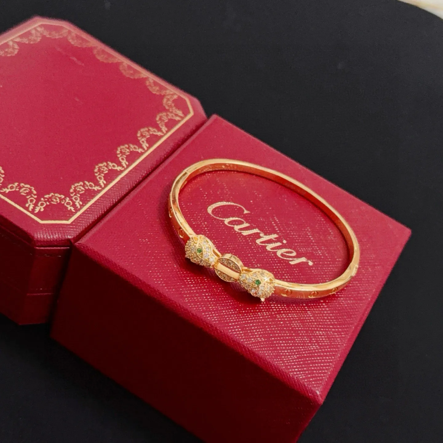 P125 卡地亚镶钻猎豹手镯 高端定制版本 镶嵌钻工艺 V金材质 经典而时尚风格 用凌厉线条重构爱情美学！打破常规，镶嵌钻设计反而成就高级感天花板&mdash;&mdash;无需浮华堆砌，爱本应纯粹如初 卡地亚受众多明星网红的爱戴 豹子系列手镯 绝对是永恒经典 而且男女不限 年龄不限 ！戴上它你就是焦点！