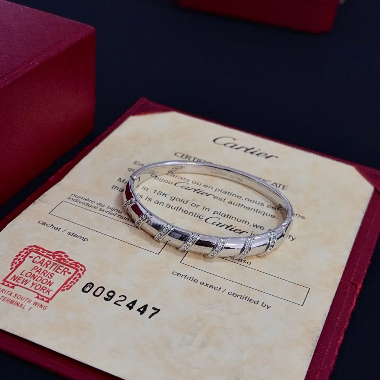 P125 卡地亚手镯 高端定制版本 镶嵌钻工艺 V金材质 经典而时尚风格 用凌厉线条重构爱情美学！打破常规，镶嵌钻设计反而成就高级感天花板&mdash;&mdash;无需浮华堆砌，爱本应纯粹如初 卡地亚受众多明星网红的爱戴 豹子系列手镯 绝对是永恒经典 而且男女不限 年龄不限 ！戴上它你就是焦点！