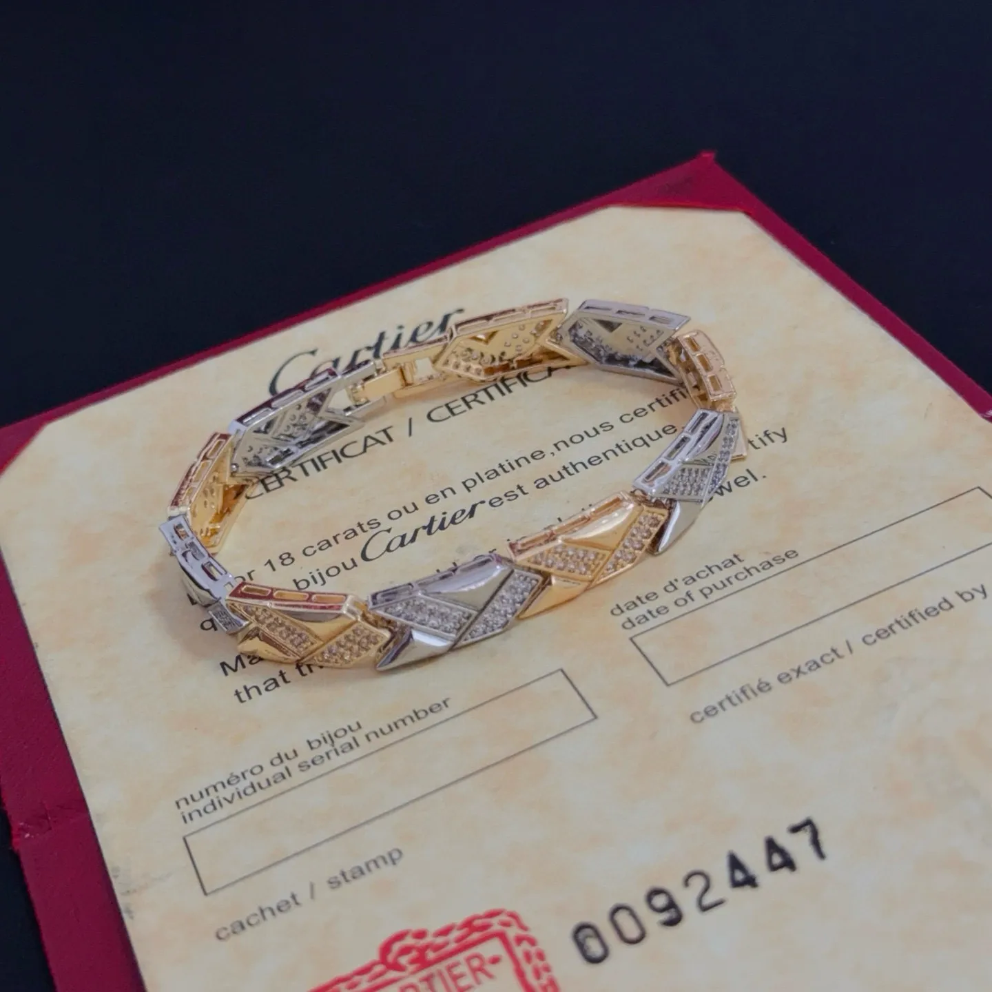 💰125 卡地亚镶钻手链 高端定制版本 镶嵌钻工艺 V金材质 经典而时尚风格 用凌厉线条重构爱情美学！打破常规，镶嵌钻设计反而成就高级感天花板&mdash;&mdash;无需浮华堆砌，爱本应纯粹如初 卡地亚受众多明星网红的爱戴 豹子系列手镯 绝对是永恒经典 而且男女不限 年龄不限 ！戴上它你就是焦点！