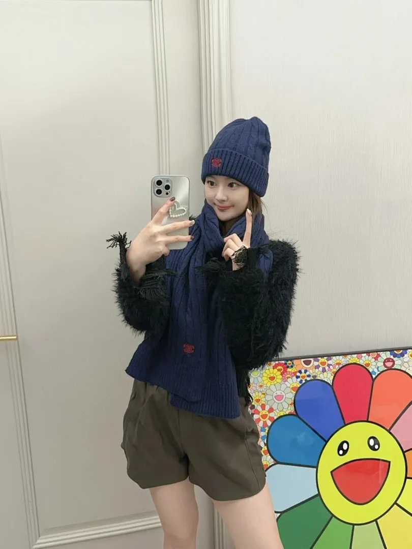 赛琳CELINE 小红书爆款，官网新品经典套装帽子！帽子➕围巾！手感一级棒！暖暖哒超级舒服～这个冬天你就差这么一套装帽子啦～又保暖又时尚！欢迎选择!!