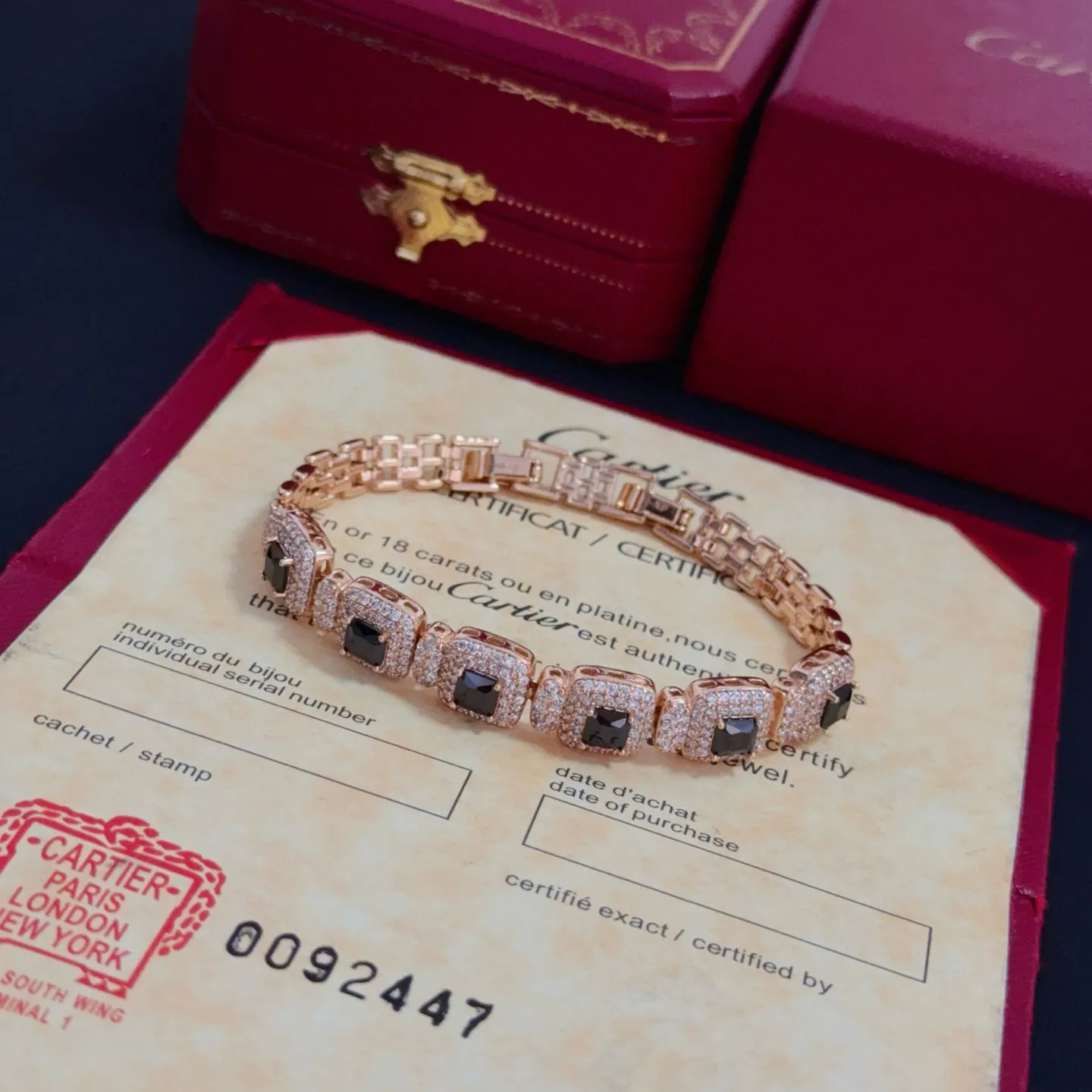 P135 卡地亚镶钻手链 高端定制版本 镶嵌钻工艺 V金材质 经典而时尚风格 用凌厉线条重构爱情美学!打破常规,镶嵌钻设计反而成就高级感天花板——无需浮华堆砌,爱本应纯粹如初 卡地亚受众多明星网红的爱戴 豹子系列手镯 绝对是永恒经典 而且男女不限 年龄不限 !戴上它你就是焦点!