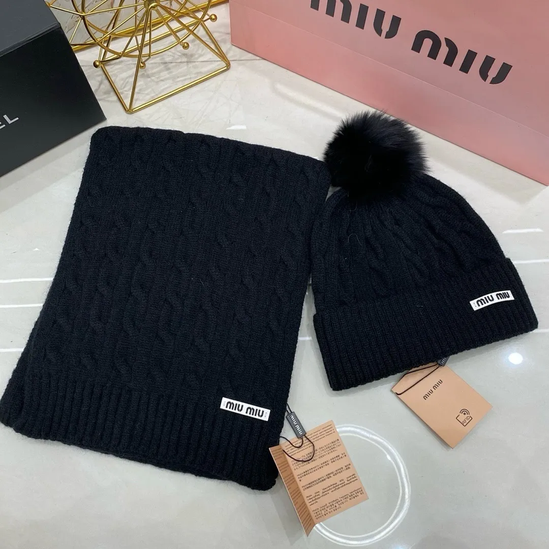 MIU MIU 两件套 羊绒针织帽搭配狐狸毛球/围巾🧣 （立体字母显高级🖤）