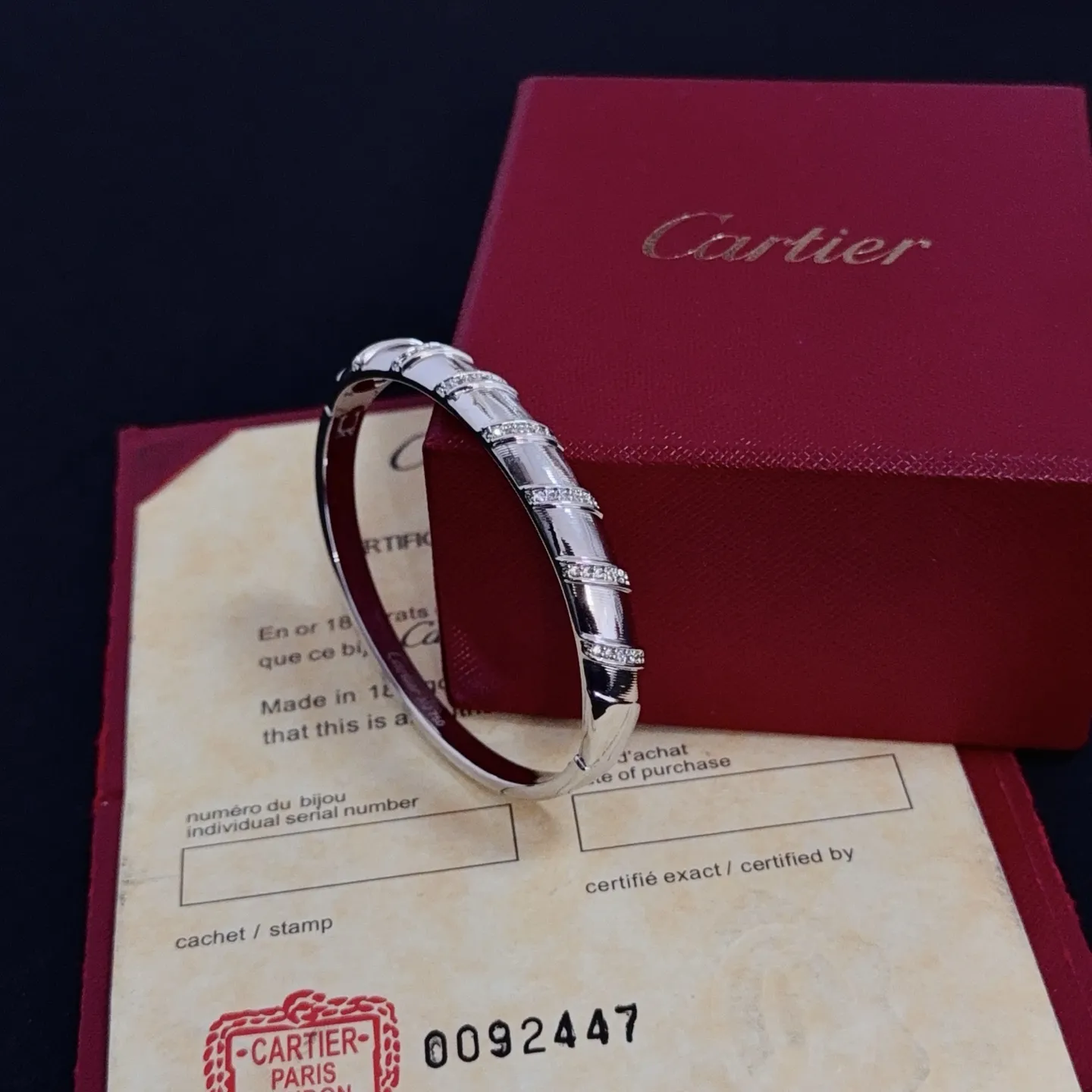 P125 卡地亚手镯 高端定制版本 镶嵌钻工艺 V金材质 经典而时尚风格 用凌厉线条重构爱情美学!打破常规,镶嵌钻设计反而成就高级感天花板——无需浮华堆砌,爱本应纯粹如初 卡地亚受众多明星网红的爱戴 豹子系列手镯 绝对是永恒经典 而且男女不限 年龄不限 !戴上它你就是焦点!