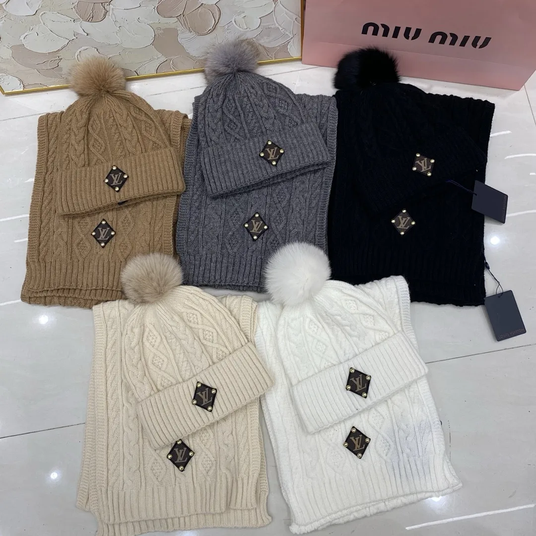 Lv羊绒套装:围巾🧣/羊绒针织帽+狐狸毛球