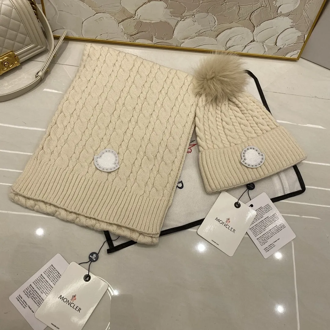 Moncler 两件套 羊绒针织帽搭配狐狸毛球+围巾🧣