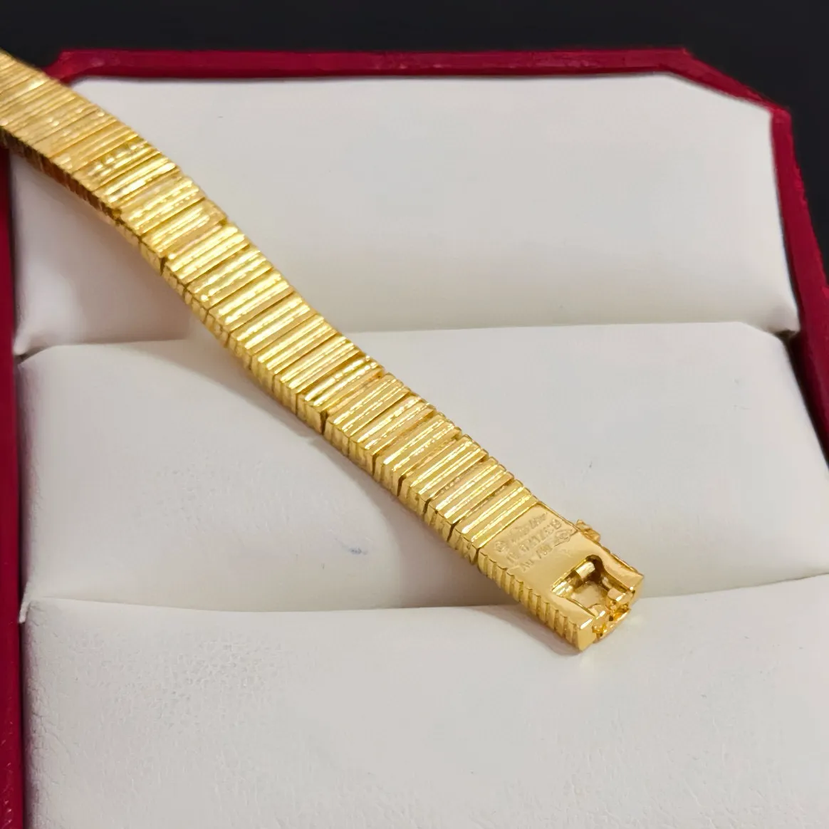 P155 卡地亚手链 高端定制版本 镶嵌钻工艺 V金材质 经典而时尚风格 用凌厉线条重构爱情美学!打破常规,镶嵌钻设计反而成就高级感天花板——无需浮华堆砌,爱本应纯粹如初 卡地亚受众多明星网红的爱戴 豹子系列手镯 绝对是永恒经典 而且男女不限 年龄不限 !戴上它你就是焦点!