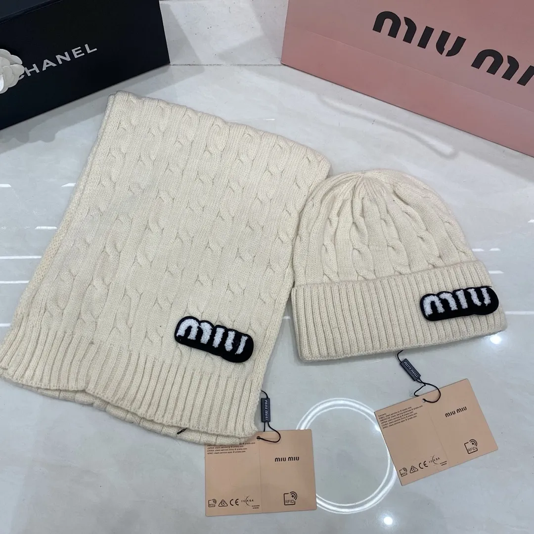 MiuMiu 羊绒套装：围巾🧣/羊绒针织帽