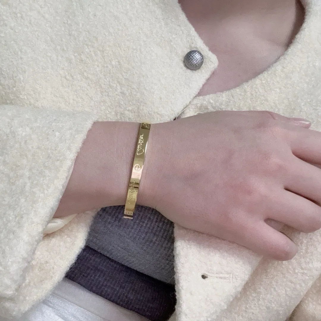 &yen;50 👑Cartier 卡地亚官网最新发布 👉🏻火爆窄版细款中号手镯💥进口精工保色18k💯高端定制👈🏻🙈🙈🙈顶级工艺 专柜logo刻字清晰 360度无死角！😘全新的窄版设计 更显精致～如此美物 你必须拥有💋超级显白👍