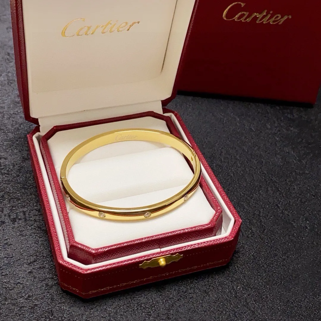 ¥55 👑Cartier 卡地亚官网最新发布 👉🏻10颗钻火爆镶钻手镯💥进口钻精工保色18k💯高端定制👈🏻🙈🙈🙈顶级工艺 专柜logo刻字清晰 360度无死角!😘全新的窄版设计 更显精致~如此美物 你必须拥有💋超级显白👍