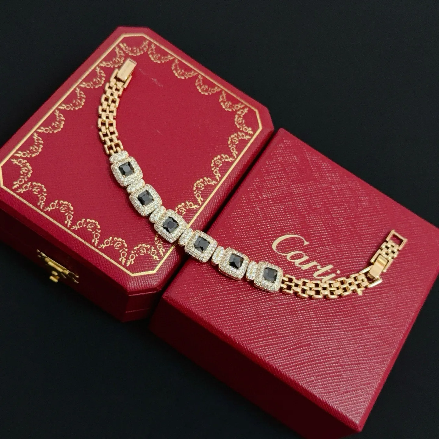 P135 卡地亚镶钻手链 高端定制版本 镶嵌钻工艺 V金材质 经典而时尚风格 用凌厉线条重构爱情美学!打破常规,镶嵌钻设计反而成就高级感天花板——无需浮华堆砌,爱本应纯粹如初 卡地亚受众多明星网红的爱戴 豹子系列手镯 绝对是永恒经典 而且男女不限 年龄不限 !戴上它你就是焦点!