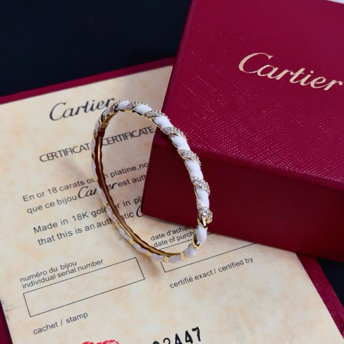 P115 卡地亚镶钻手镯 高端定制版本 镶嵌钻工艺 V金材质 经典而时尚风格 用凌厉线条重构爱情美学！打破常规，镶嵌钻设计反而成就高级感天花板&mdash;&mdash;无需浮华堆砌，爱本应纯粹如初 卡地亚受众多明星网红的爱戴 豹子系列手镯 绝对是永恒经典 而且男女不限 年龄不限 ！戴上它你就是焦点！