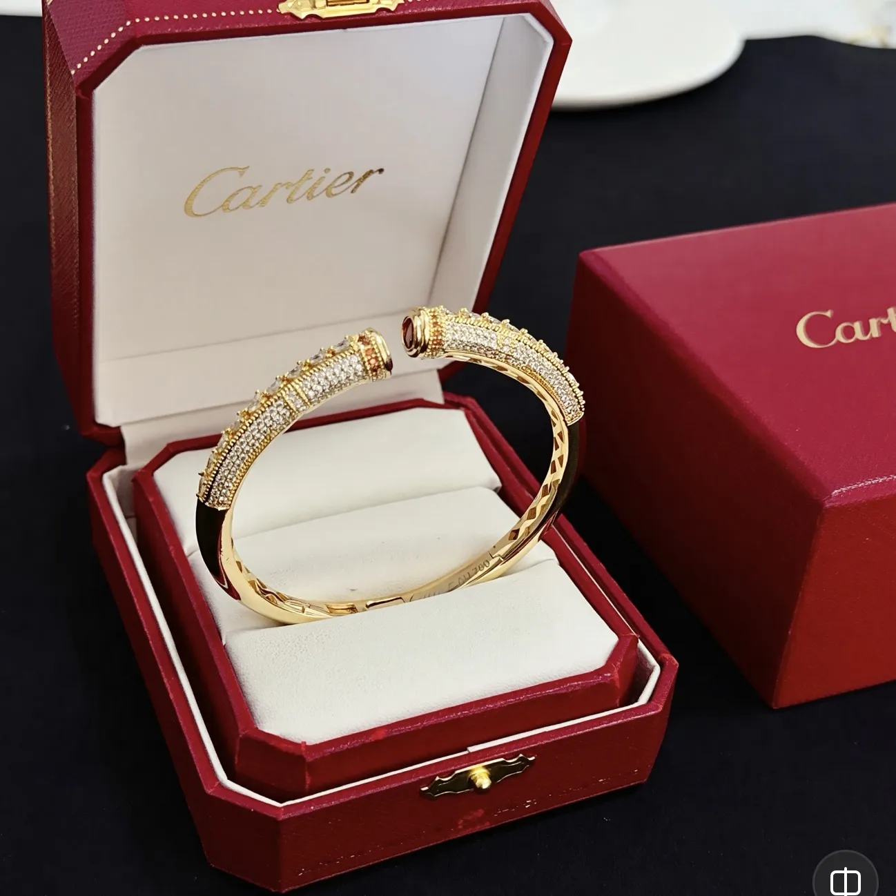 P125 卡地亚手镯 高端定制版本 镶嵌钻工艺 V金材质 经典而时尚风格 用凌厉线条重构爱情美学！打破常规，镶嵌钻设计反而成就高级感天花板&mdash;&mdash;无需浮华堆砌，爱本应纯粹如初 卡地亚受众多明星网红的爱戴 豹子系列手镯 绝对是永恒经典 而且男女不限 年龄不限 ！戴上它你就是焦点！