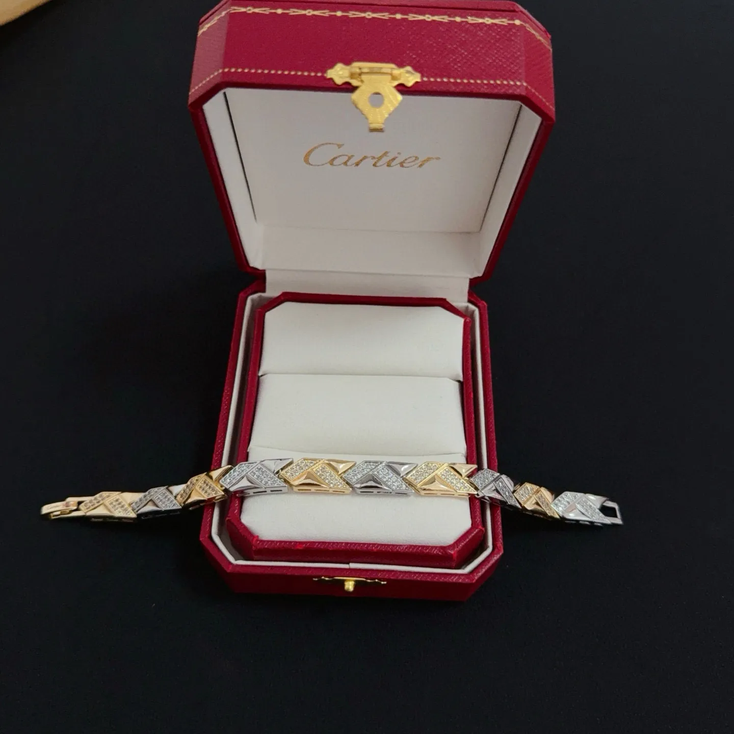 💰125 卡地亚镶钻手链 高端定制版本 镶嵌钻工艺 V金材质 经典而时尚风格 用凌厉线条重构爱情美学!打破常规,镶嵌钻设计反而成就高级感天花板——无需浮华堆砌,爱本应纯粹如初 卡地亚受众多明星网红的爱戴 豹子系列手镯 绝对是永恒经典 而且男女不限 年龄不限 !戴上它你就是焦点!