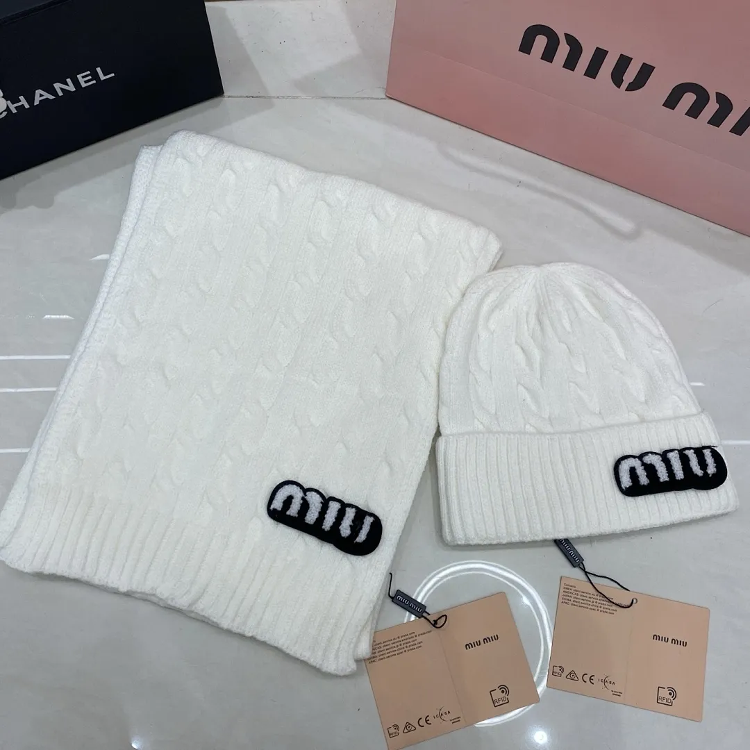 MiuMiu 羊绒套装:围巾🧣/羊绒针织帽