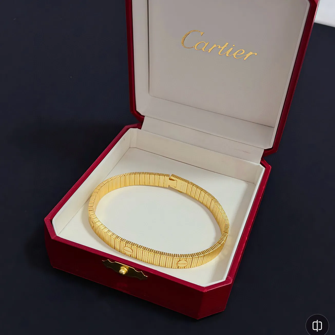 P155 卡地亚手链 高端定制版本 镶嵌钻工艺 V金材质 经典而时尚风格 用凌厉线条重构爱情美学!打破常规,镶嵌钻设计反而成就高级感天花板——无需浮华堆砌,爱本应纯粹如初 卡地亚受众多明星网红的爱戴 豹子系列手镯 绝对是永恒经典 而且男女不限 年龄不限 !戴上它你就是焦点!